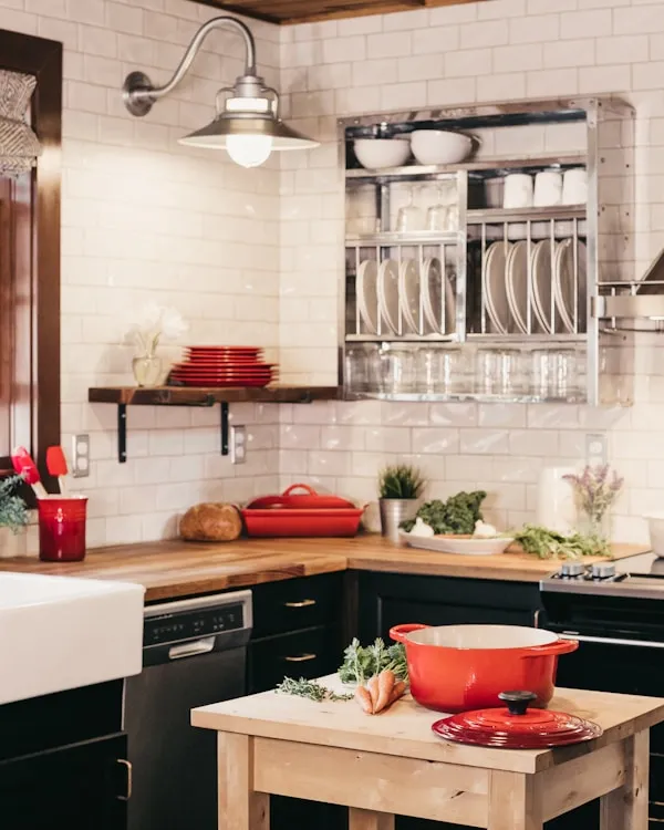 Cream shaker kitchen with plate rack